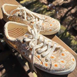 Sweet Taos Star Tan Daisy Canvas Shoes--Size 8.5